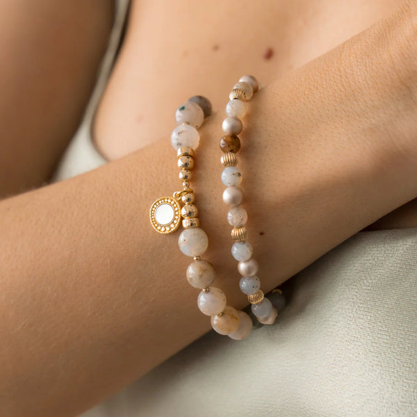 BRACELET PIERRES AGATHES VARIÉES & BRELOQUE RONDE NACRE - OR