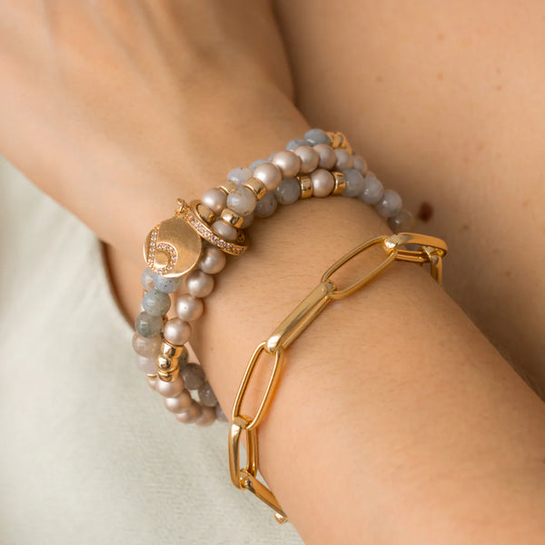 BRACELET À TROIS RANGS PIERRES VARIÉES & PERLES SATINÉES - OR